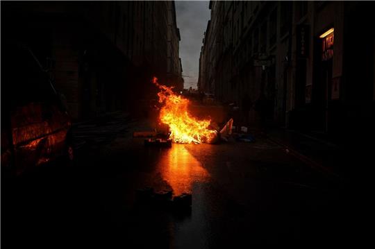 Die umstrittene Rentenreform von Frankreichs Präsident Emmanuel Macron kann in Kraft treten - die Proteste gehen jedoch weiter, wie hier in Lyon.