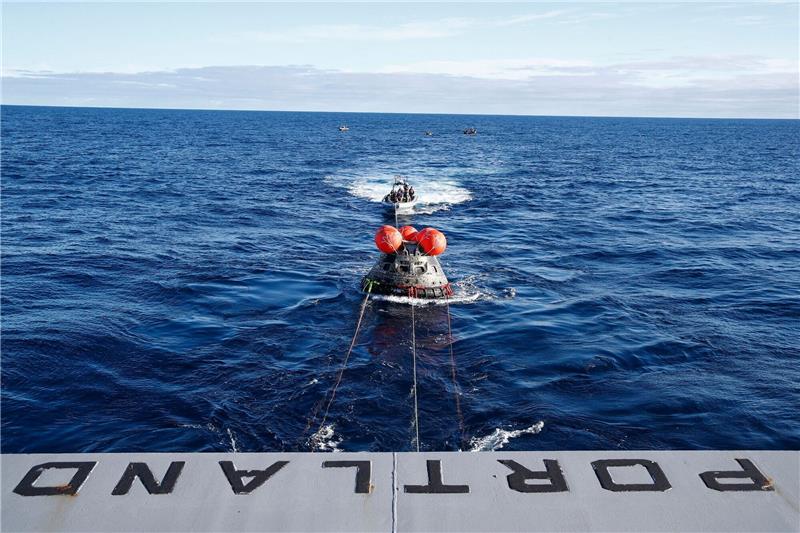 Die unbemannte «Orion»-Kapsel der Nasa-Mondmission «Artemis 1» wird zur U.S.S. Portland geschleppt.