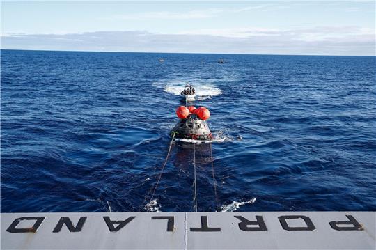 Die unbemannte «Orion»-Kapsel der Nasa-Mondmission «Artemis 1» wird zur U.S.S. Portland geschleppt.