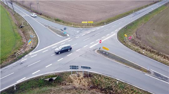 Die unfallträchtige Gielder Kreuzung, die 2024 umgebaut wird, aus der Vogelperspektive: Der Kreisel, der entsteht, erhält einen Durchmesser von 40 Metern.  Foto: Neuendorf