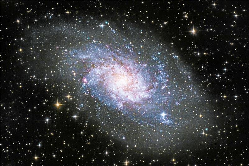 Goslarer hält die Unendlichkeit in Bildern fest Die unter dem Namen Dreiecksgalaxie bekannte Spiralgalaxie ist nach der Andromedagalaxie und der Milchstraße die drittgrößte Galaxie in der sogenannten lokalen Gruppe. Sie ist etwa 2,7 Millionen Lichtjahre von uns entfernt. Die Belichtungszeit für das Bild betrug etwa zwei Stunden. Fotos: Bierdel