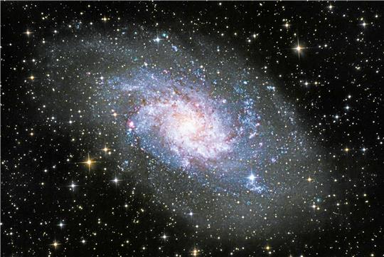 Die unter dem Namen Dreiecksgalaxie bekannte Spiralgalaxie ist nach der Andromedagalaxie und der Milchstraße die drittgrößte Galaxie in der sogenannten lokalen Gruppe. Sie ist etwa 2,7 Millionen Lichtjahre von uns entfernt. Die Belichtungszeit für das Bild betrug etwa zwei Stunden.  Fotos: Bierdel