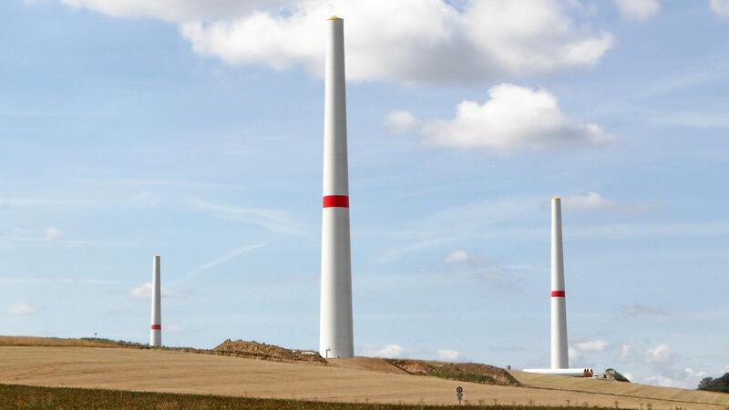 160 Meter über dem Schladener Erdboden: Warten aufs Andocken Die untere Hälfte der Anlagen bilden Betontürme, die derzeit an anderer Stelle des Windparks noch wie Stümpfe in den Himmel ragen.