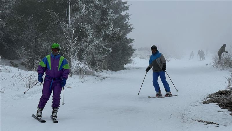 Auf diese Neuerungen können Skisportler am Wurmberg gespannt sein Das Foto zeigt Skifahrer, die einen Hang hinab fahren.