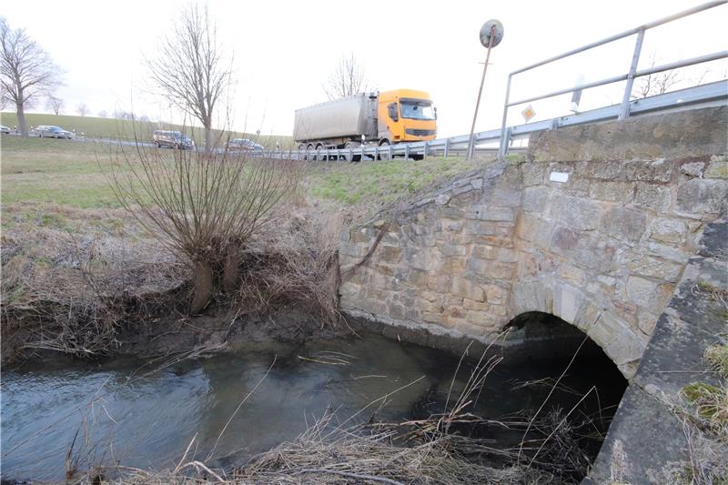 Hochwasserrückhaltebecken bei Neuenkirchen wird nicht gebaut Die ursprünglichen Pläne lauteten, südlich der Landesstraße 500 ein Hochwasserrückhaltebecken für den Krummbach zu bauen. Dafür wäre der Bau eines rund 200 Meter langen und knapp vier Meter hohen Damms notwendig gewesen. Foto: Gereke