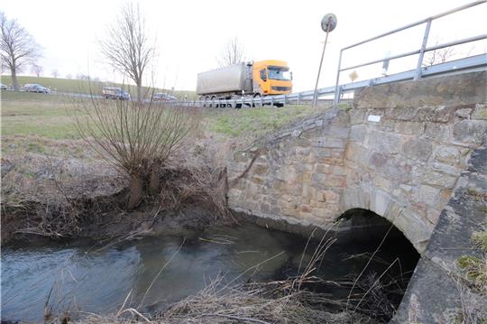 Die ursprünglichen Pläne lauteten, südlich der Landesstraße 500 ein Hochwasserrückhaltebecken für den Krummbach zu bauen. Dafür wäre der Bau eines rund 200 Meter langen und knapp vier Meter hohen Damms notwendig gewesen. Foto: Gereke