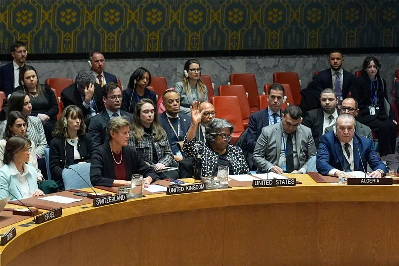 USA legen Veto gegen UN-Resolution zu Gaza-Waffenruhe ein Die us-amerikanische UN-Botschafterin Linda Thomas-Greenfield (M) stimmt im Weltsicherheitsrat gegen einen Resolutionsentwurf für einen Waffenstillstand im Gazastreifen.