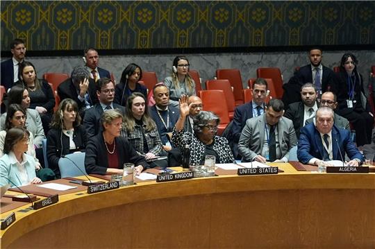 Die us-amerikanische UN-Botschafterin Linda Thomas-Greenfield (M) stimmt im Weltsicherheitsrat gegen einen Resolutionsentwurf für einen Waffenstillstand im Gazastreifen.