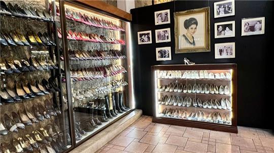 Die verbleibenden 381 Paar Schuhe sind in luftdichten Vitrinen zu sehen.