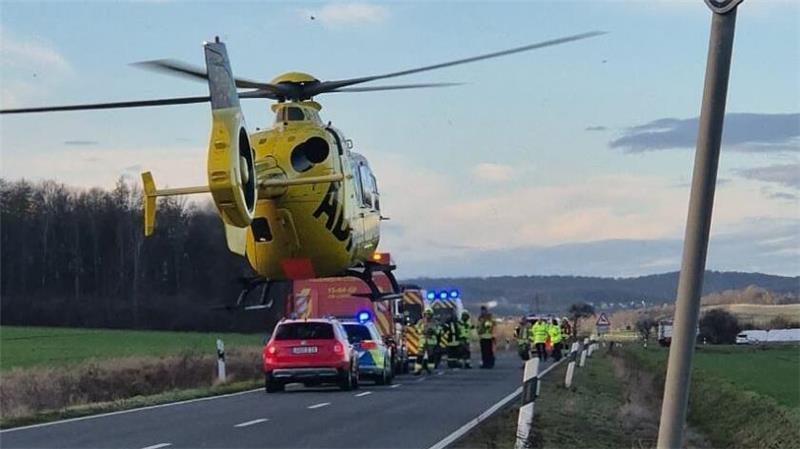 Liebenburg: Frau schleudert in Straßengraben und wird schwer verletzt Die verletzte Frau musste mit dem Helikopter ins Krankenhaus geflogen werden.