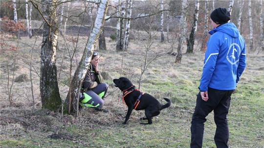 Die vermisste Person ist im unwegsamen Gelände gefunden. Balu hat seinen Job gut gemacht.