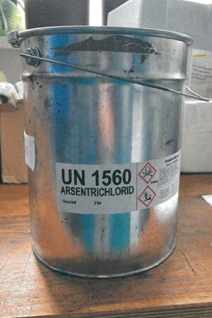 Entwarnung nach dem Einbruch: Keine Giftstoffe freigesetzt Die vermissten Flaschen mit Arsentrichlorid befinden sich in solchen Behältern.