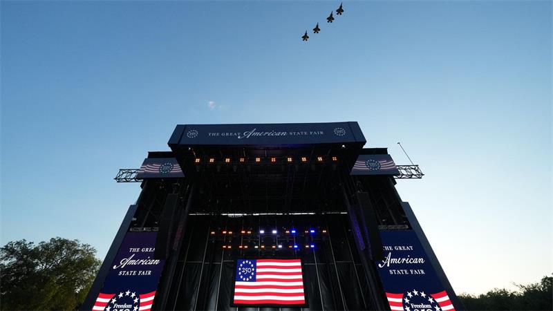 Die versammelte Menge sah in Formation fliegende Kampfjets am Himmel. 
