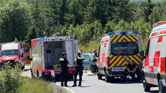 Die verunglückten Motorradfahrer mussten vor dem Transport ins Krankenhaus vor Ort medizinisch versorgt werden.