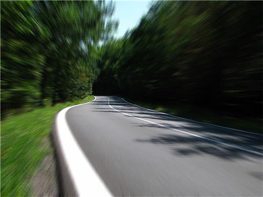 Die verurteilte Pkw-Fahrerin aus Bad Gandersheim war offenbar in einem Geschwindigkeitsrausch. Symbolfoto: Pixabay