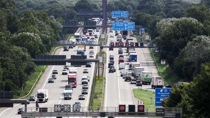 Die viel befahrene A1 wird am Wochenende wegen Bauarbeiten an der Norderelbbrücke voll gesperrt. (Archivbild)