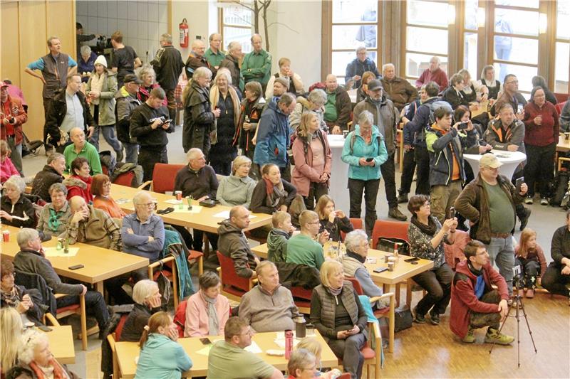 Die vielen Gäste im Saal des Kurgastzentrums werden von den Veranstaltern, den Gastgebern der Tourist-Info sowie von Vertretern der Berg- und Universitätsstadt Clausthal-Zellerfeld und des Ortsrates Altenau begrüßt.  Fotos: Nachtweyh