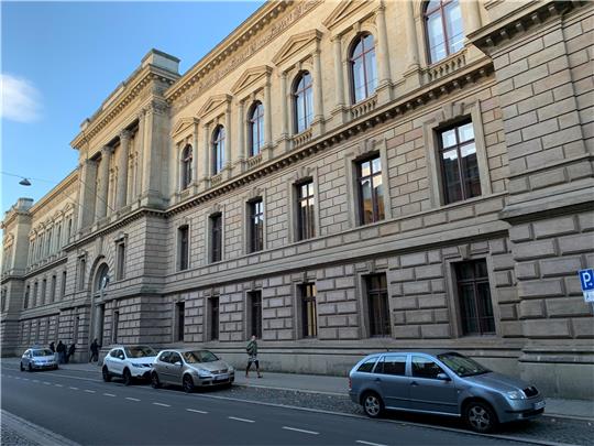Die vier Angeklagten müssen sich vor dem Landgericht Braunschweig wegen Handelns mit Betäubungsmitteln verantworten. Foto: Klengel