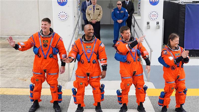 Die vier Astronauten sollen um den Mond herumfliegen. 