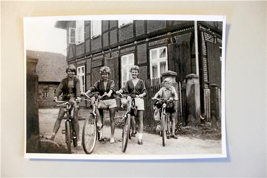 Die vier Geschwister sitzen stolz auf ihren Fahrrädern (v.l.): Brigitte (12), Karin (15, Dorothea (16) und Jörg (13). Foto: Privat