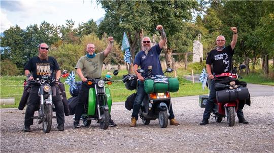 Die vier Harzer Moped-Fans stehen nicht auf starke Motoren und Höchstgeschwindigkeit, sondern auf die Herausforderung, überhaupt anzukommen.