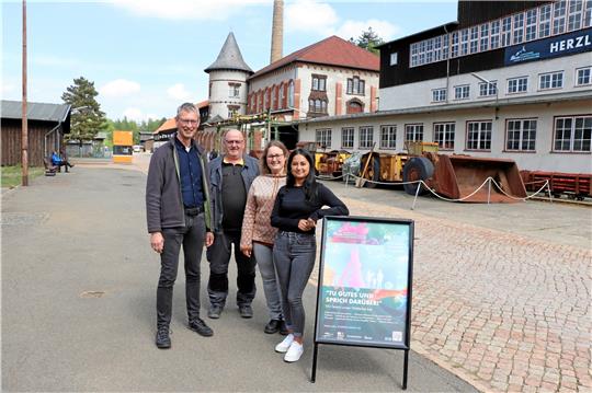 Die vier Leute an der Spitze der Veranstaltung hoffen noch auf viele weitere Aktive, die sich am Welterbetag am Sonntag, 2. Juni, in ein buntes Familienfest am Rammelsberg einbringen möchten: (v. l.) Geschäftsführer Dr. Johannes Großewinkelmann, Restaurator Ralf Siegemund, Jessica Jansen, Leiterin des Besucher-Services und Marketing-Leiterin Ipek Canbazer.  Foto: Kaspert