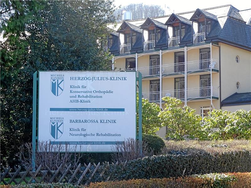 Die vier mit dem Corona-Virus infizierten Patienten befinden sich derzeit in isolierten Zimmern innerhalb der Herzog-Julius-Klinik am Kurpark. Die sieben Mitarbeiter, die ebenfalls positiv getestet wurden, in häuslicher Quarantäne. Die Barbarossa-Klinik im Badepark steht unterdessen weiterhin für die Aufnahme von Krankenhaus-Patienten bereit. Foto: Exner