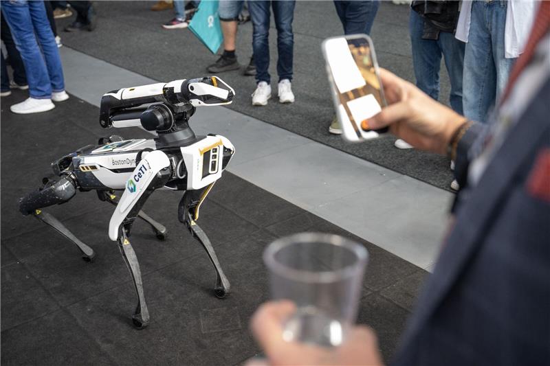 Otto-Konzern holt sich Roboter von Boston Dynamics Die vierbeinigen «Spot»-Roboter, die an einen großen Hund erinnern, werden für Otto unter anderem Tunnel inspizieren, Geräte-Anzeigen ablesen und am Geräusch Gas- oder Druckluft-Lecks entdecken.