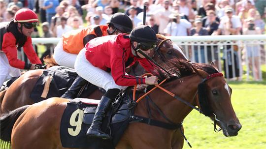 Die vierjährige Stute Corbin gewinnt unter Sibylle Vogt einen Ausgleich IV in Hoppegarten.