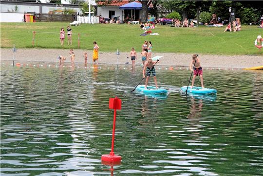 Die volle Ladung Badespaß gibt es auch für hilfsbedürftige Familien in Schladen-Werla. Dank einer GZ-Glücksschweinchenspende, bekommen sie eine Freibadsaisonkarte im Schladener oder Hornburger Freibad., Auch am Stand-up-Paddling-Cup des DLRG Schladen können sie teilnehmen (im Foto zu sehen). Foto: GZ-Archiv