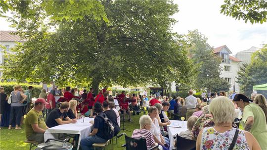 Die volle Wiese mit vielen Gästen erfreute zum Sommerfest
