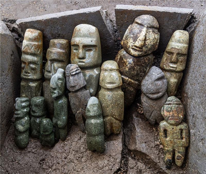 „Superfund”: Bedeutende Azteken-Opfergabe in Mexiko entdeckt Die vom Nationalen Institut für Anthropologie und Geschichte (INAH) zur Verfügung gestellte Aufnahme zeigt Skulpturen als Teil eines archäologischen Fundes.