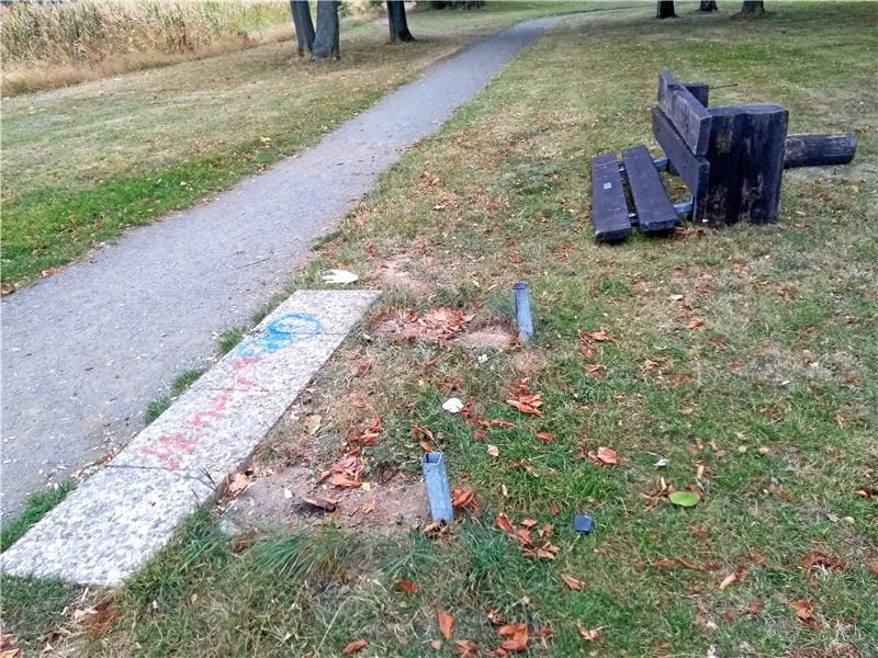 Die vom Werkhof gebaute Holzbank des Riesengebirgsvereins wurde aus ihrer Verankerung gerissen und demoliert.  Foto: Privat