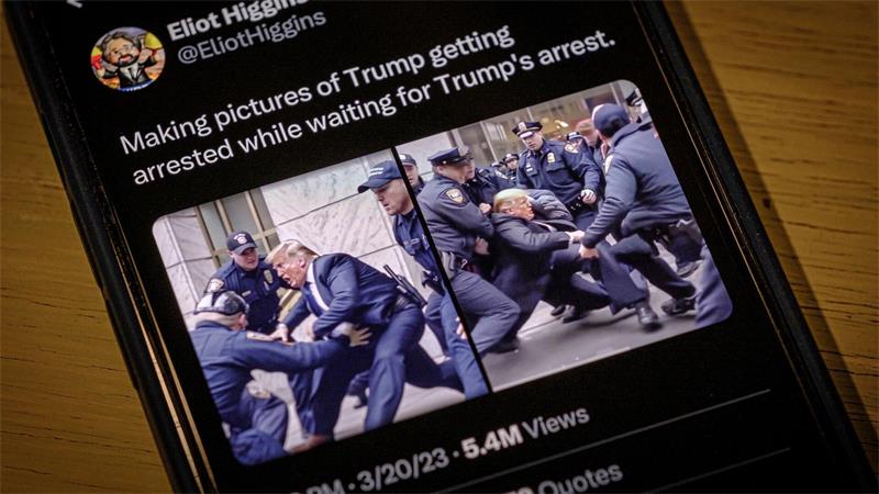 Die von Eliot Higgins mit Hilfe Künstlicher Intelligenz erstellten Fake-Fotos auf einem Handy-Bildschirm zeigen ein fiktives Scharmützel zwischen dem US-Präsidenten Trump und New Yorker Polizeibeamten (NYPD). Die Bilder, die nicht echt sind, wurden mit einem weithin zugänglichen Bildgenerator erstellt. 