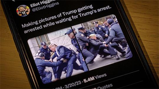 Die von Eliot Higgins mit Hilfe Künstlicher Intelligenz erstellten Fake-Fotos auf einem Handy-Bildschirm zeigen ein fiktives Scharmützel zwischen dem US-Präsidenten Trump und New Yorker Polizeibeamten (NYPD). Die Bilder, die nicht echt sind, wurden mit einem weithin zugänglichen Bildgenerator erstellt. 