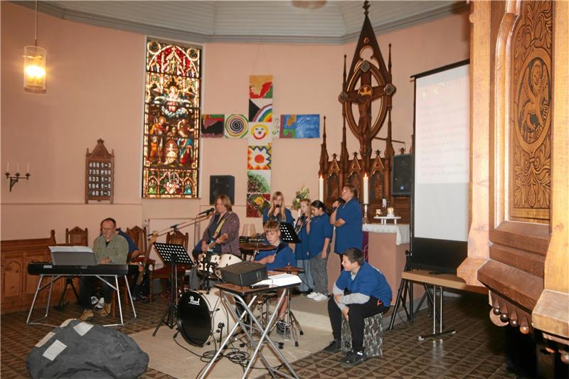 Geständnisse der Schladener Werla-Schüler auf dem Schuldstein Die von Sarah Effenberger geleitete Schulband sorgt für die Musik. Foto: Gereke