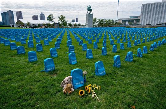 Die von UNICEF organisierte Installation in New York veranschaulicht das Ausmaß von Kindersterblichkeit in Konfliktgebieten im Jahr 2018.