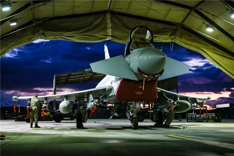 Nach Militärschlag gegen Huthi: Miliz droht mit Eskalation Die von Verteidigungsministerium des Vereinigten Königreichs zur Verfügung gestellte Aufnahme zeigt Waffentechniker der Royal Air Force bei der Vorbereitung eines Kampfflugzeugs vom Typ Typhoon FGR4.
