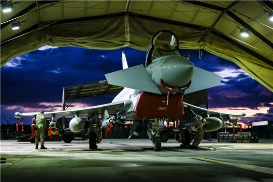 Die von Verteidigungsministerium des Vereinigten Königreichs zur Verfügung gestellte Aufnahme zeigt Waffentechniker der Royal Air Force bei der Vorbereitung eines Kampfflugzeugs vom Typ Typhoon FGR4.