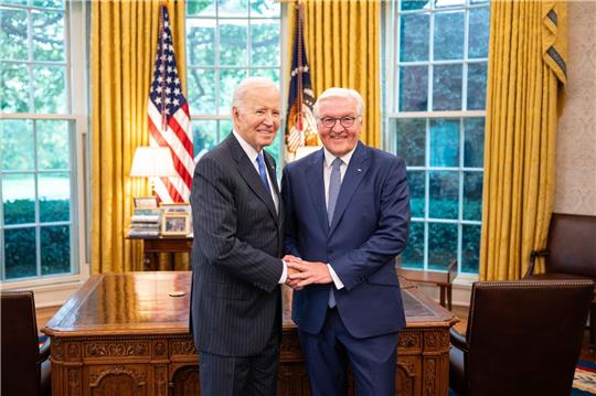 Die von der Bundesregierung zur Verfügung gestellte Aufnahme zeigt Bundespräsident Frank-Walter Steinmeier (r) bei einem Treffen mit US-Präsident Joe Biden im Weißen Haus.