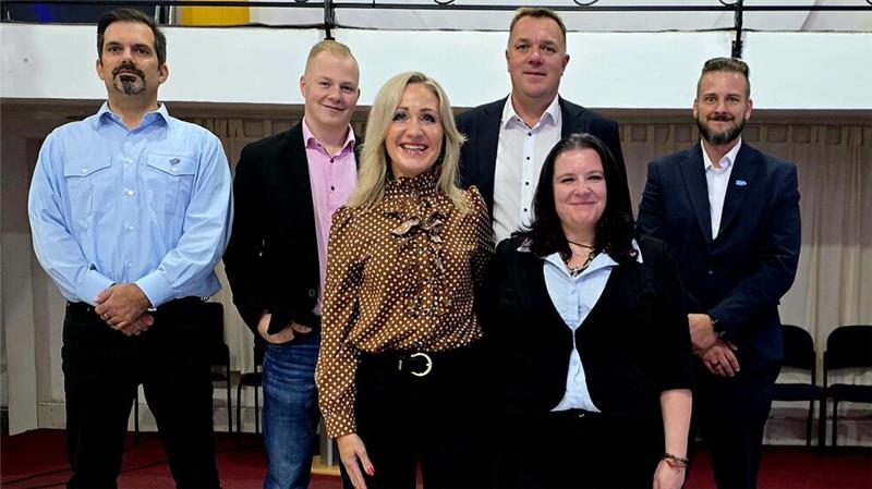 Die von der Partei übermittelte Aufnahme zeigt den neuen AfD-Vorstand mit dem Vorsitzenden Main Müller (3.v.r.) und seinen beiden Stellvertretern Olga Grabo (3.v.l.) und Oliver Weckauf (r.)