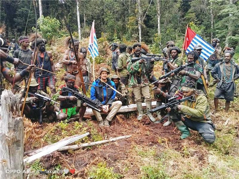 Pilot aus Neuseeland weiter in Rebellenhand in Papua Die von der West Papua National Liberation Army zur Verfügung gestellte Aufnahme zeigt den neuseeländischen Piloten Philip Mehrtens neben bewaffneten Kämpfern.