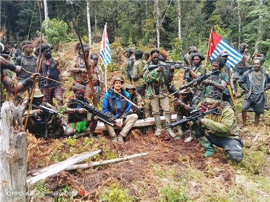 Die von der West Papua National Liberation Army zur Verfügung gestellte Aufnahme zeigt den neuseeländischen Piloten Philip Mehrtens neben bewaffneten Kämpfern.
