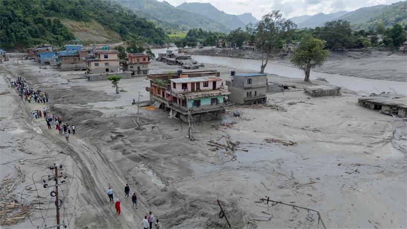 Die von der staatlichen chinesischen Nachrichtenagentur Xinhua zur Verfügung gestellte Aufnahme mit einer Drohne zeigt einen Blick auf ein von einer Sturzflut getroffenes Gebiet in Nepal.