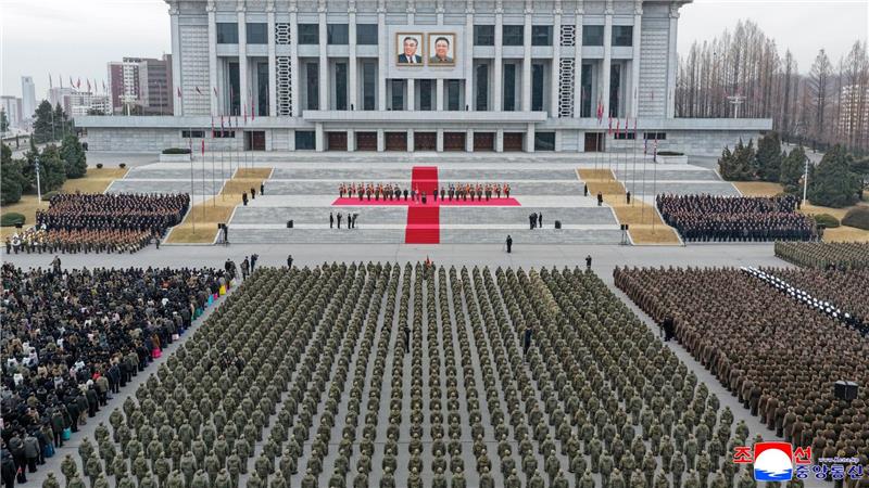 Die von der staatlichen nordkoreanischen Nachrichtenagentur KCNA zur Verfügung gestellte Aufnahme zeigt nach Angaben von KCNA den Machthaber von Nordkorea, Kim Jong Un, bei einer Willkommenszeremonie für das 528. Pionierregiment der Koreanischen Volksarmee, das nach der Erfüllung seines Auftrags im westlichen russischen Gebiet Kursk in die Heimat zurückgekehrt ist. Unabhängige Journalisten hatten keinen Zugang zu dem Ereignis, das auf diesem von der nordkoreanischen Regierung verbreiteten Bild zu sehen ist. 