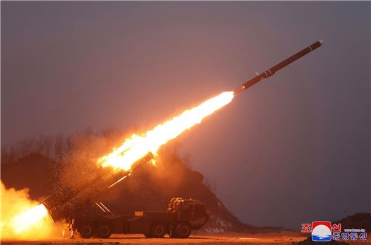 Die von der staatlichen nordkoreanischen Nachrichtenagentur KCNA zur Verfügung gestellte Aufnahme zeigt den Test eines Marschflugkörpers im Januar.