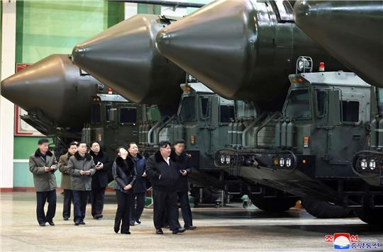 Die von der staatlichen nordkoreanischen Nachrichtenagentur KCNA zur Verfügung gestellte undatierte Aufnahme soll Machthaber Kim Jong Un mit seiner Tochter beim Besuch einer Fabrik für mobile Abschussvorrichtungen für Interkontinentalraketen zeigen.
