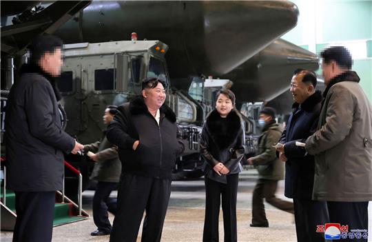 Die von der staatlichen nordkoreanischen Nachrichtenagentur KCNA zur Verfügung gestellte undatierte Aufnahme soll Machthaber Kim Jong Un mit seiner Tochter beim Besuch einer Fabrik für mobile Abschussvorrichtungen für Interkontinentalraketen zeigen.