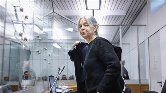 Die wegen einer Raubserie angeklagte Daniela Klette verfolgte den zweiten Prozesstag im Staatsschutzsaal des Oberlandesgerichts Celle.