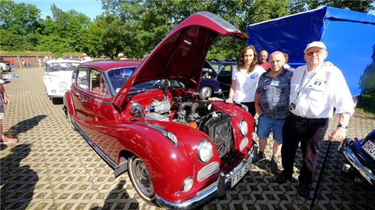 Die weiteste Anreise mit seinem BMW 502 aus dem Jahr 1958 hatte Nils Harbeck (Mitte) aus Göteborg, hier mit Club-Präsidentin Monica Ewe und Ehrenpräsident Erich Reckel.